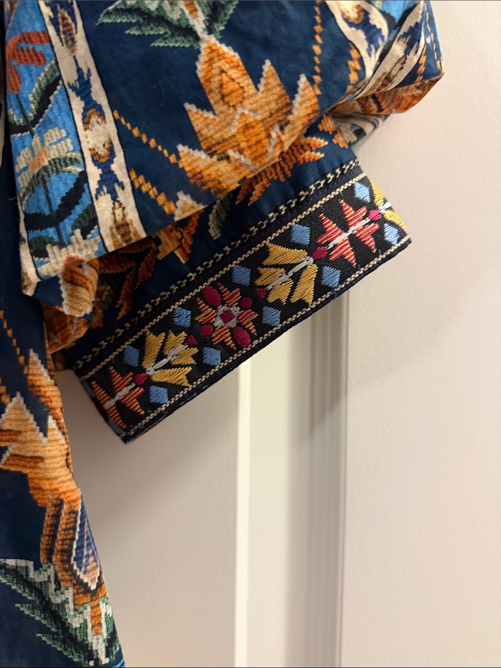 FARM Rio Embroidered Tapestry Blue Blouse Women’s Size Medium NWT - Picture 3 of 7